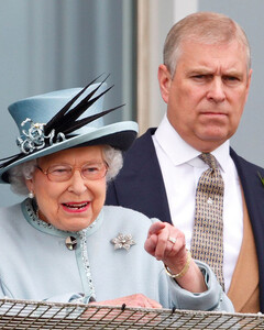 Принц Эндрю скрывается от правосудия в Балморале под крылом мамы, Елизаветы II