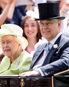 Принц Эндрю присоединится к королеве Елизавете II на церемонии в честь Дня Подвязки после скандала о сексуальном насилии