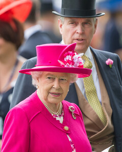 Принц Эндрю подарил королеве Елизавете II двух щенков