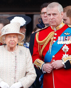 Тайные визиты: принц Эндрю каждую ночь устраивает конфиденциальные встречи с Елизаветой II