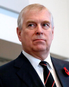 Принцу Эндрю выдвинуты обвинения в сексуальном насилии спустя 17 лет