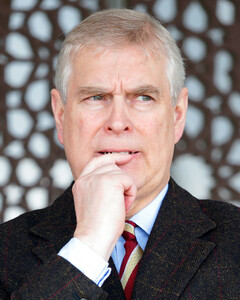 Принц Эндрю снова втянут в скандал: его имя фигурирует в суде по делу о взятке в размере $1 млн