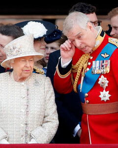 После обвинения в изнасиловании несовершеннолетней принц Эндрю экстренно приехал на переговоры с Елизаветой II и бывшей женой