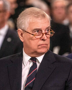 «Жалкий манипулятор»: принц Эндрю воспользовался королевой на Службе памяти, чтобы вернуть своё положение в семье?