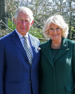 Принц Чарльз и Камилла Паркер-Боулз опубликовали рождественское фото с напутствием