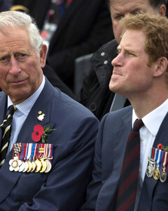 Принц Чарльз ведёт себя с Гарри так же, как с принцессой Дианой