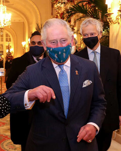 Принц Чарльз встретился с сотрудниками лондонского отеля Ritz и случайно попал на вечеринку