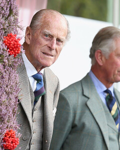 Принц Чарльз разослал британским подданным открытки с архивным фото своего отца