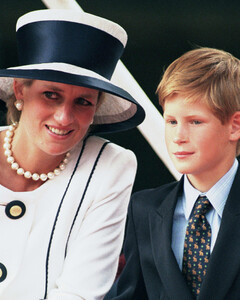 Принц Гарри противоречит сам себе, рассказывая про то, как переживал похороны принцессы Дианы