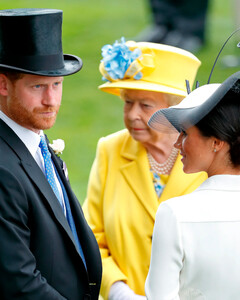 Как прошла 15-минутная встреча Елизаветы II с принцем Гарри и Меган Маркл?