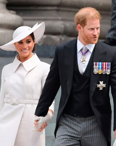 Побег Сассекских: принц Гарри и Меган Маркл покинули Великобританию ещё до окончания Платинового юбилея