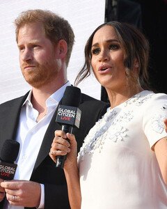 Принц Гарри и Меган Маркл попали в центр скандала о мошенничестве с криптовалютами