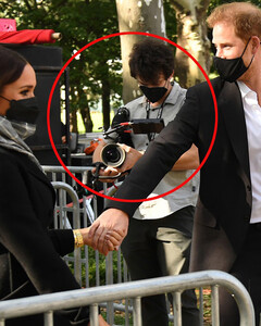 Светский выход или реалити-шоу? Принц Гарри и Меган Маркл повсюду водят с собой журналистов