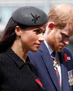 Королевские помощники требуют лишить принца Гарри и Меган Маркл всех титулов