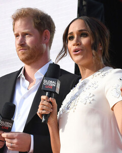 Принц Гарри и Меган Маркл не покажут публике фотографии Лилибет