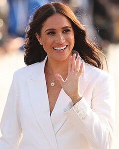 После примирения с королевой: принц Гарри и Меган Маркл сразили своим видом на открытии Invictus Games