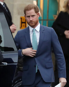 Принц Гарри вылетел в Лондон на открытие памятника Диане. В аэропорту не обошлось без инцидента