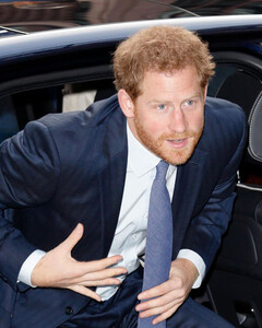 Принц Гарри противоречит сам себе: борьба за экологию не мешает ему ездить на джипе, сжигающем много бензина