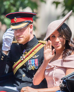 Королевский историк: «Когда Гарри и Меган начинают конкурировать с королевой, это работает не в их пользу»