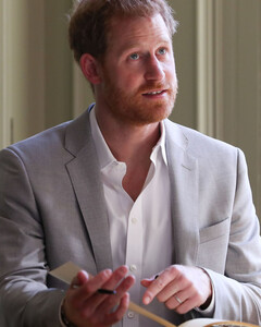 Принц Гарри получил за свои мемуары 20 млн долларов
