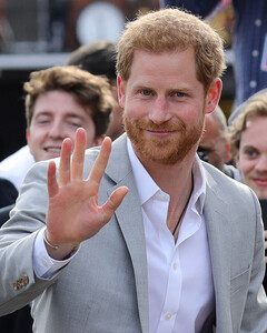 Принц Гарри предпочитает общаться с очень богатыми людьми