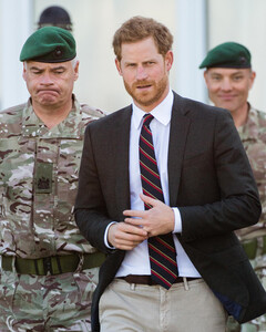 Сослуживцы и друзья принца Гарри боятся попасть на страницы его откровенных мемуаров