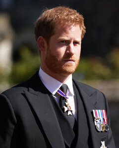 Принц Гарри не остался на День рождения королевы и улетел к Меган Маркл