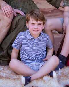 Будет страдать в одиночку: какому суровому правилу должен следовать принц Луи, в отличие от Джорджа и Шарлотты?