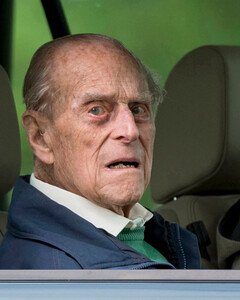 «Мы ошибались насчёт неё»: принц Филипп винил Меган Маркл в уходе Гарри из семьи