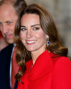 Какое королевское правило нарушили принц Уильям и Кейт Миддлтон на своей Рождественской открытке?