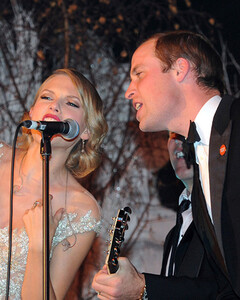 «Я смотрел на неё, как щенок на хозяйку»: как принц Уильям спел на одной сцене вместе с Тейлор Свифт?