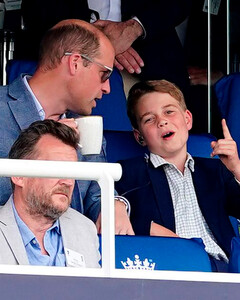 Принцы Уильям и Джордж вместе посетили матч по крикету и показали тесную связь между отцом и сыном