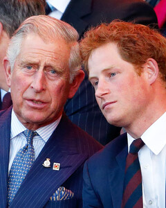 Пошли на примирение: принцы Чарльз и Гарри поговорили, забыв о нескольких месяцах молчания и обид