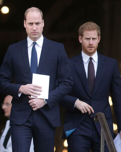 Эксперты по чтению по губам выяснили, о чём принцы Гарри и Уильям говорили на похоронах Филиппа