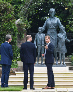 Принцы Уильям и Гарри задумали памятник принцессе Диане с темнокожим мальчиком ещё несколько лет назад