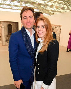 «День свиданий» по-королевски: принцессу Беатрис и Эдоардо Мапелли-Моцци заметили на VIP-мероприятии Frieze Art Fair 2022