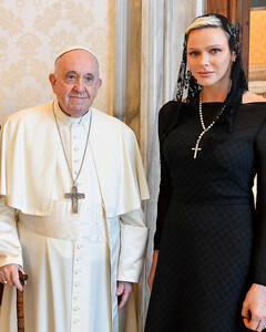 Как княгиня Шарлен нарушила протокол на встрече с Папой Римским