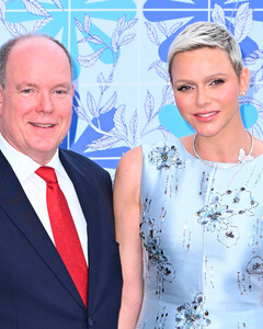 Холодная красота: Княгиня Шарлен вышла в свет в атласном платье в цветочек и колье с бриллиантовой бабочкой