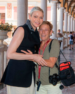 Принцесса Шарлен осчастливила туристов, сделав совместную фотографию во время экскурсии по дворцу