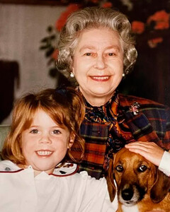 Принцесса Евгения опубликовала архивную фотографию с королевой Елизаветой II в первую годовщину её смерти