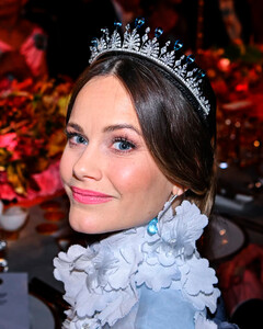 Принцесса Швеции София в роскошной тиаре посетила государственный банкет в Стокгольмской ратуше