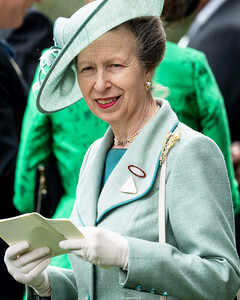 Какой любимый бренд принцессы Анны? У дочери Елизаветы II есть любимая вещь, которую она готова носить годами