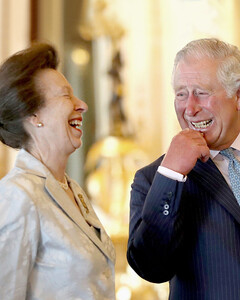 Коврик для ванной, шапочка для душа: чем удивляют друг друга члены королевской семьи в Рождество