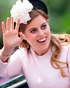 Почему королева Елизавета II в тайне провела Пасху в компании принцессы Беатрис и малышки Сиенны?