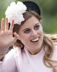 «Маленькая рок-звезда»: принцесса Беатрис рассказала о жизни малышки Сиенны