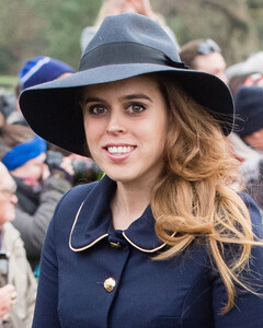 Почему принцесса Беатрис не крестила Сиенну вместе с королевскими младенцами — Августом и Лукасом?