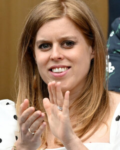 Скажите, как её зовут: почему принцесса Беатрис утаила имя новорождённой внучки королевы?