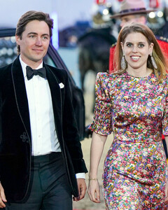 Почему принцесса Беатрис и Эдоардо Мапелли Моцци так и не показали фотографии своей дочки Сиенны?