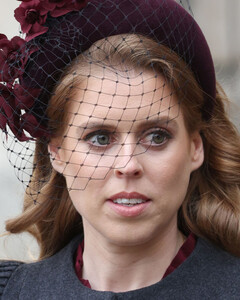 Слёзы и боль: что заставило принцессу Беатрис расплакаться на Службе памяти, и почему поклонники приняли это в штыки?