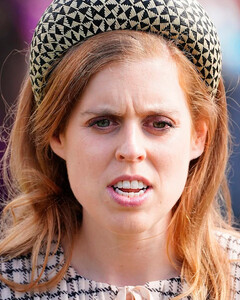 Эффектный аксессуар: принцесса Беатрис надела необычный ободок для летнего приёма в саду Букингемского дворца